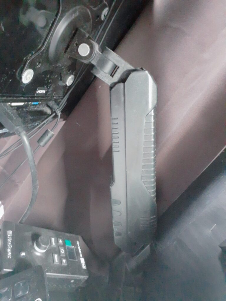 モニターアームを取り付けた様子