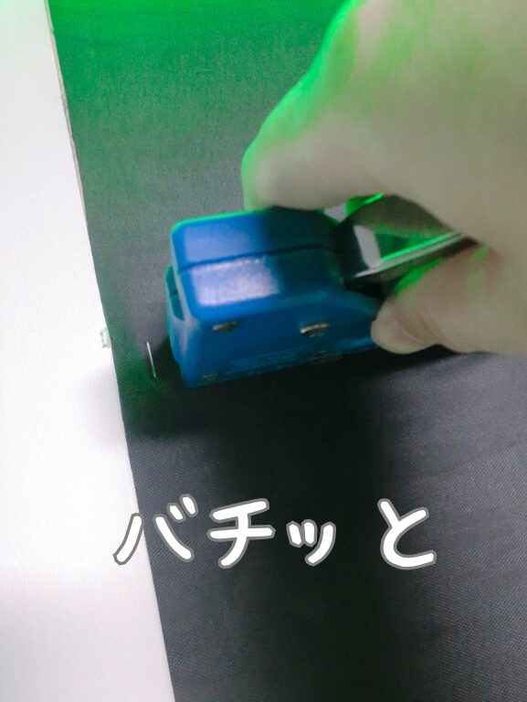 タッカーで遮音シートを貼っている様子